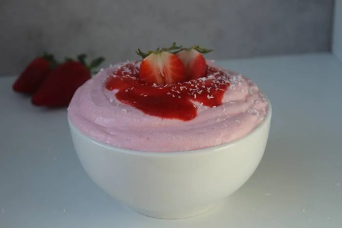 Locker luftiges Protein Erdbeermousse
