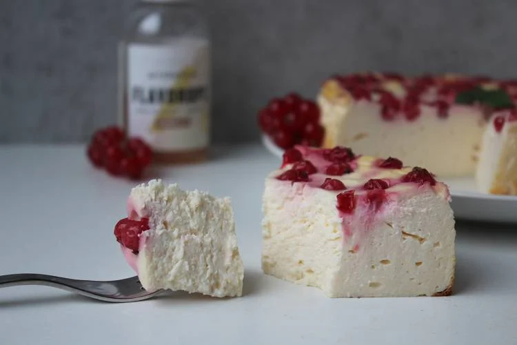 Cremiger Protein Käsekuchen mit Beeren