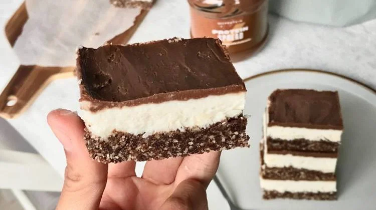 Mit Schokolade überzogene Kokosnuss Protein Schnitten