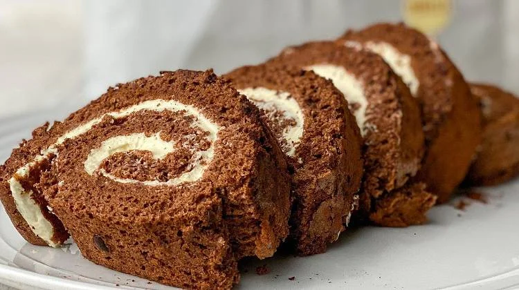 Protein Schokoladen Yule Log mit nur 6 Zutaten