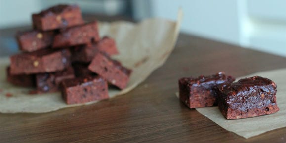 https://blogscdn.thehut.net/wp-content/uploads/sites/443/2015/07/26052657/S%C3%BC%C3%9Fkartoffel-Protein-Brownie.jpg