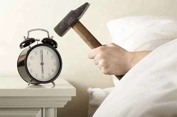Tipp #1: Verändere die Weckmelodie und stelle die Uhr früher ein!
