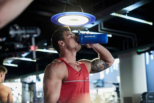 Myles trinkt Supplement aus Myprotein Shaker