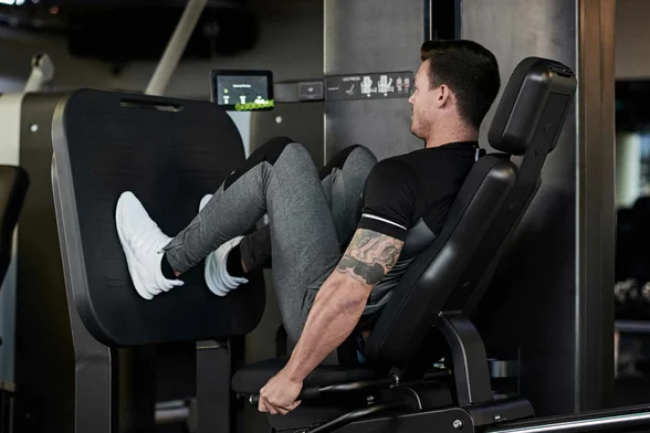 Mann macht Bein workout