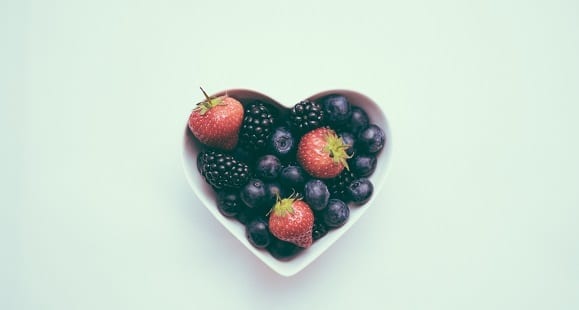 herzförmige Schale mit Beeren