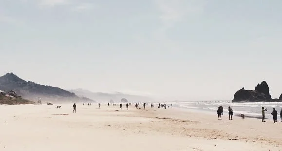 Strand mit Menschen