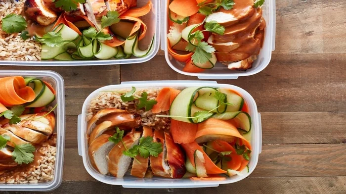 Hähnchen, Reis, Möhre, Gurke in einer Dose