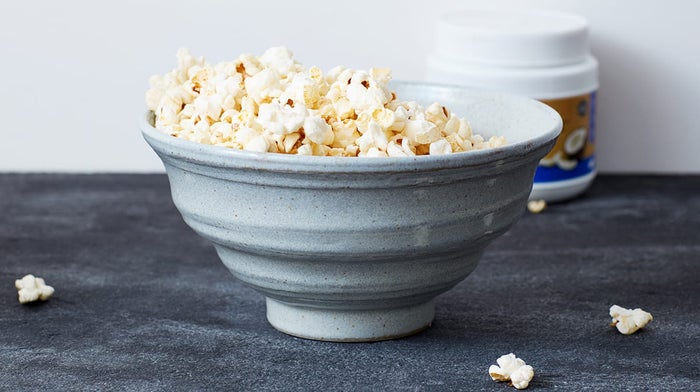 Eine Schüssel mit Popcorn