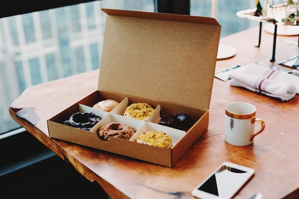 eine Box Donuts