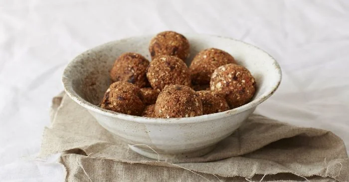 8 leichte Rezepte für Protein-Bällchen | Protein- & Energiebällchen ohne Backen